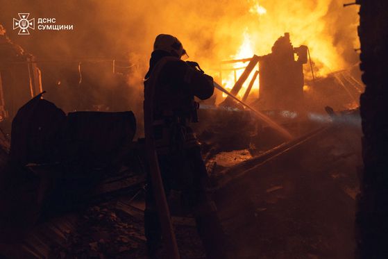 지난달 29일(현지시간) 러시아의 드론 공격을 받은 우크라이나 수미주에서 화재가 발생해 소방관이 진화 작업을 벌이고 있다. 로이터=연합뉴스