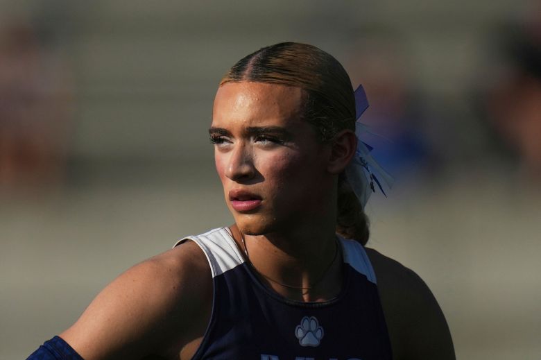 주루파 밸리 고등학교의 트랜스젠더 학생인 AB 에르난데스가 지난달 31일(현지시간) 캘리포니아주 클로비스에서 열린 캘리포니아 고교 육상 선수권대회에서 경기장에 서 있다. AP=연합뉴스