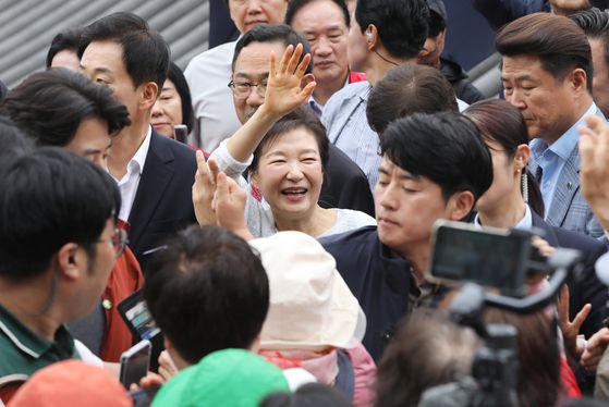 박근혜 전 대통령이 2일 부산 금정구 범어사를 방문해 주지 정오스님과 이동하며 지지자들에게 인사하고 있다. 뉴스1