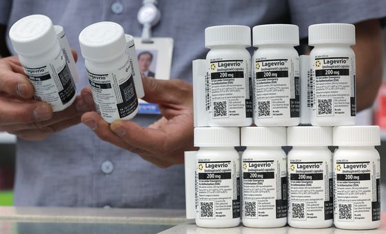 홍콩·대만·싱가포르 등 주변 국가에서 코로나19 환자가 증가하는 가운데 지난달 23일 오후 서울 종로구 코로나19 치료제 지정약국인 종로 열린약국에서 약국장이 코로나19 치료제 중 하나인 라게브리오를 정리하고 있다. 뉴스1