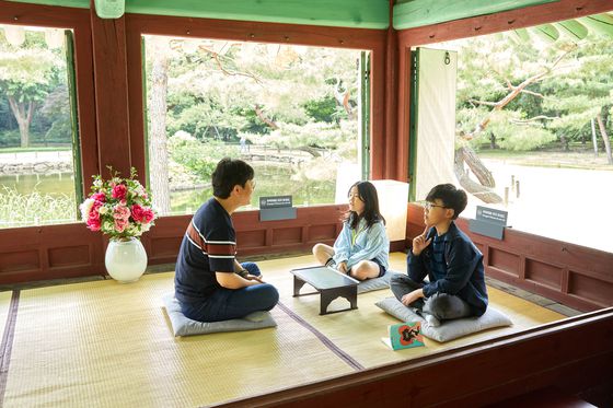 망묘루에서 열리는 ‘삼가 모시는 공간, 종묘’ 특별전을 기획한 이충선(왼쪽) 학예연구사를 인터뷰하는 이현우(오른쪽)·황지유 학생기자.