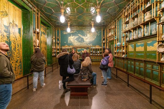 스미스소니언 국립아시아미술관(NMAA)의 명소 피콕 룸(The Peacock Room). 제임스 휘슬러의 그림 ‘도자기 나라의 공주’를 중심으로 고려 청자를 비롯한 아시아 각국의 국보급 도자기 200여 점이 전시돼 있다. 사진 Colleen Dugan, NMAA