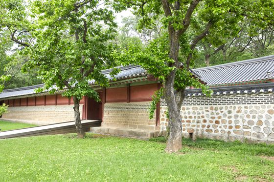 현재는 종묘 관련 전시관이 된 향대청 앞에는 행각이 길게 자리하고 있다.