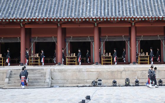 5년에 걸친 대규모 수리를 마친 종묘 정전이 공개된 4월 20일 오후 전주이씨대동종약원 주관으로 수리 기간 창덕궁 선원전으로 이안했던 조선 왕과 왕비의 신주를 다시 모시고 무사히 환안했음을 알리는 ‘고유제’를 지냈다. 중앙포토