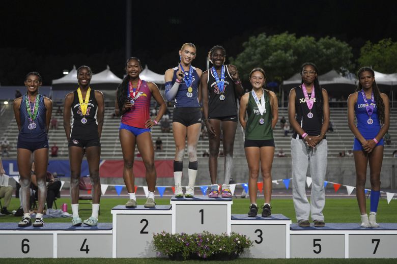 AB 에르난데스(왼쪽)가 지난달 31일(토) 캘리포니아 클로비스에서 열린 캘리포니아 고등학교 육상 선수권 대회 3단뛰기 메달 시상식에서 키라 간트 해처와 함께 1위 시상대 위에 올라 포즈를 취하고 있다. AP=연합뉴스