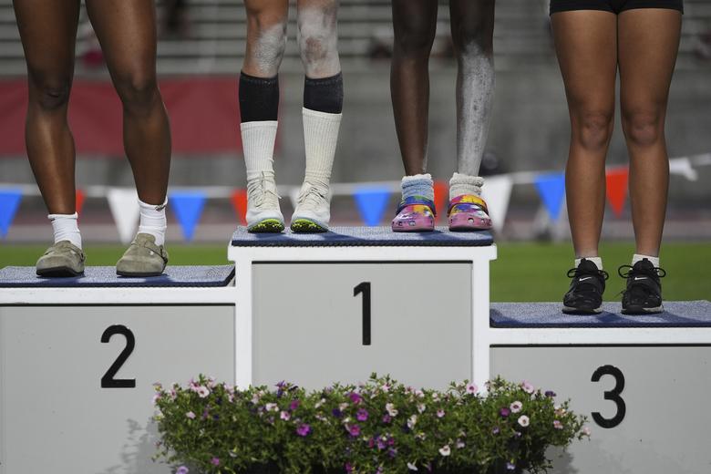 AB 에르난데스(왼쪽)가 지난달 31일(현지시간) 미국 캘리포니아 클로비스에서 열린 캘리포니아 고등학교 육상 선수권 대회 3단뛰기 메달 시상식에서 키라 간트 해처와 함께 시상대에서 1위 자리를 공유하고 있다. AP=연합뉴스