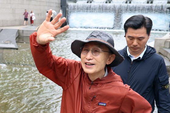 이명박 전 대통령이 2일 지지자들과 함께 서울 청계천을 산책하며 시민들에게 인사하고 있다. 뉴스1