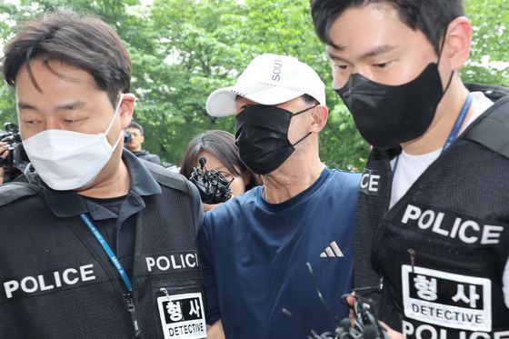 지난달 31일 오전 서울 지하철 5호선 마포역~여의나루역 구간을 지나는 열차에서 방화로 인한 화재가 발생, 승객들이 선로를 통해 대피하고 있다. 사진 영등포소방서