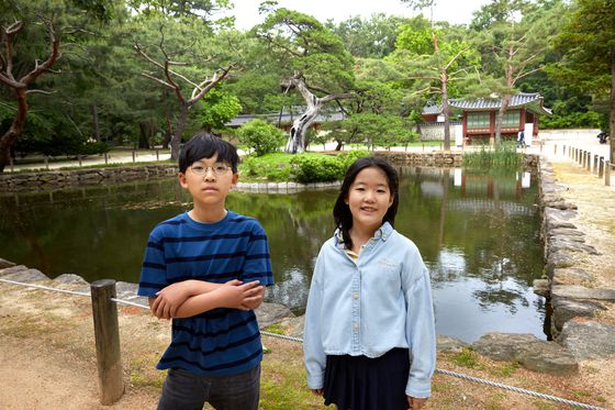 멋들어진 향나무가 자라는 작은 섬이 있는 망묘루 앞 연못(중연지)을 둘러본 소중 학생기자단. 종묘에는 3곳의 연못이 있다.