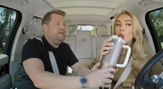 팝스타 아델이 텀블러를 이용해 음료를 섭취하고 있다. [사진 소셜미디어 캡처]