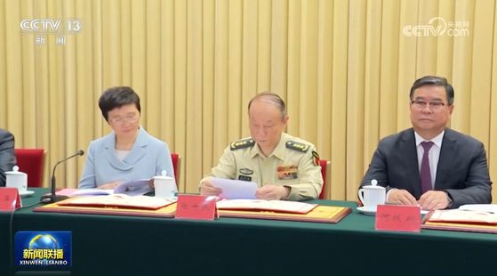 지난달 16일 베이징에서 열린 제7회 전국 자립모범 및 장애도우미 표창대회에 장성민(가운데) 중앙군사위 위원이 참석했다. 장 상장이 군 정치공작부 주임 업무를 맡고 있다고 전문가들은 분석했다. CC-TV 캡처