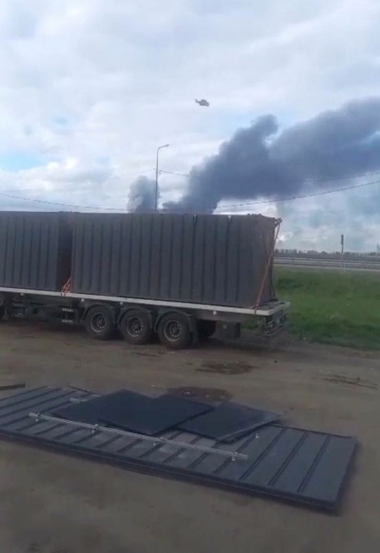 우크라이나는 1일(현지시간) 러시아 시베리아 이르쿠츠크 지역에 있는 벨라야 기지를 포함해 러시아 본토 공군기지 4곳을 드론으로 공격해 러시아 공군의 핵심 자산인 전략폭격기 40여대를 타격했다. 바실 말류크 우크라이나 보안국(SBU) 국장이 '거미줄 작전'으로 불리는 이번 작전을 계획 중인 모습. 사진 우크라이나 보안국(SBU) 텔레그램