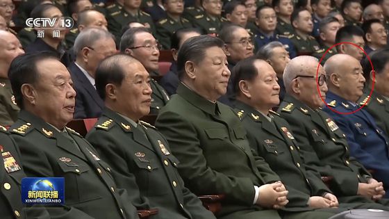 지난 1월 27일 베이징 인민대회당 연회청에서 열린 음력설인 춘절 단배식에서 쉬치량(오른쪽 첫번째) 전 군사위 부주석이 공연을 관람하고 있다. 2일 숨진 쉬 부주석의 마지막 공식행사 참석이었다. 사진 CC-TV 캡처