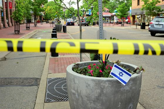 미국 콜로라도주 볼더에서 1일(현지시간) 12명의 부상자를 발생시킨 화염병 투척 사건 현장에 경찰 폴리스 라인이 설치돼 있다. 로이터=연합뉴스