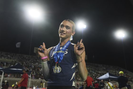 지난달 31일(현지시간) 캘리포니아주 클로비스에서 열린 캘리포니아 고등학교 육상 선수권 대회에서 주루파 밸리 고등학교에 재학 중인 트랜스젠더 학생 AB 에르난데스가 여자 높이뛰기와 3단 뛰기 종목에서 우승한 후 메달을 목에 걸고 사진을 찍기 위해 포즈를 취하고 있다. AP=연합뉴스