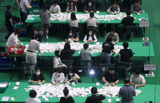 제21대 대통령선거일인 3일 강원 춘천시 호반체육관에 마련된 개표소에서 개표 사무원들이 투표지를 분류하고 있다. 연합뉴스