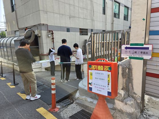 3일 오전 서울 관악구 대학동 투표소 모습. 인근에 대학가와 고시촌이 위치해 있어 청년층의 모습이 자주 눈에 띄었다. 투표소에서 만난 한 20대 청년은 ″선관위에 대한 불신 때문에 일부러 본투표날 투표장을 찾았다″고 말했다. 신혜연 기자