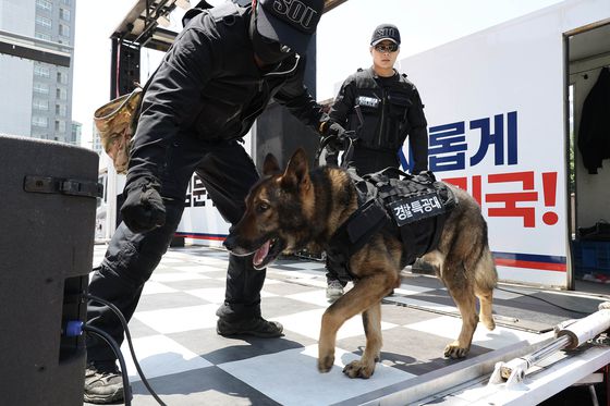 경찰특공대 폭발물 탐지견이 지난달 26일 오전 경기 평택시 미군기지 앞에서 열린 김문수 국민의힘 대선 후보 유세 현장을 조사하고 있다. 임현동 기자