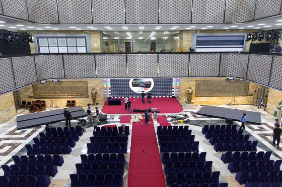 제21대 대통령선거일인 3일 오후 서울 여의도 국회 로텐더홀에서 관계자들이 취임식 준비를 하고 있다. 뉴스1