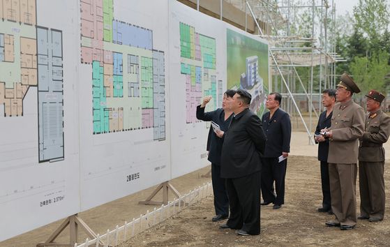 김정은 북한 국무위원장이 2일 강동군 병원 건설현장을 찾아 설계도를 둘러보는 모습. 노동신문, 뉴스1
