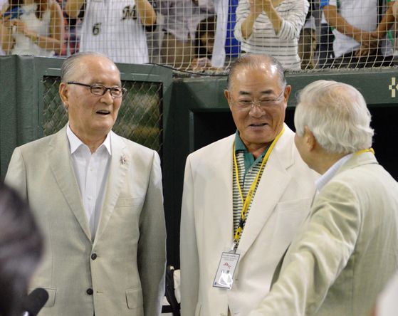 2015년 7월 도쿄돔을 찾은 나가시마 시게오 요미우리 자이언츠 종신 명예감독(왼쪽)과 장훈 전 선수.사진=지지통신