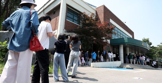 제21대 대통령선거일인 3일 오전 서울 강남구 언주중학교 체육관에 마련된 삼성2동 제3투표소에서 유권자들이 소중한 한표를 행사하기 위해 길게 줄 서 있다. 뉴시스