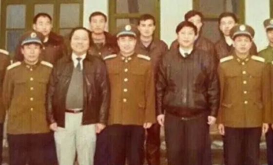 지난 1991년 당시 푸젠성 공군 간부 쉬치량(오른쪽 세 번째)과 당시 38세 푸저우시 서기였던 시진핑(쉬의 오른쪽) 중국 국가주석이 기념사진을 찍고 있다. 사진 X 캡처