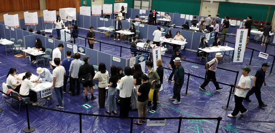 일 오전 서울 송파구 잠전초등학교 체육관에 마련된 투표소가 소중한 한표를 행사하는 유권자들로 붐비고 있다. 뉴시스