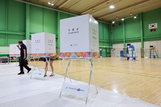 제21대 대통령 선거일인 3일 서울 강남구 매봉산실내배드민턴장에 마련된 도곡1동제5투표소에서 유권자가 투표하고 있다. 연합뉴스