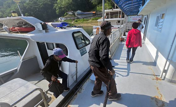 제21대 대통령선거 본투표일인 3일 오전 강원특별자치도 화천군 구만리 선착장에 동촌1리 주민들이 투표를 하기 위해 배에서 내리고 있다. 연합뉴스