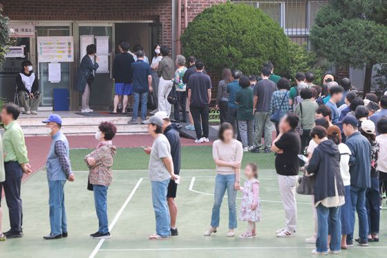 21대 대통령 선거일인 3일 새벽 서울 서초구 원명초등학교에 마련된 서초4동제3투표소와 서초4동제4투표소를 찾은 유권자들이 투표하기 위해 줄을 서고 있다. 연합뉴스