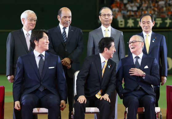 2013년 5월 국민영예상을 수상하며 기념사진을 찍으면서 미소를 짓는 나가시마 시게오 요미우리 자이언츠 종신 명예감독(앞줄 오늘쪽) 과 아베 신조 일본 총리.사진=지지통신