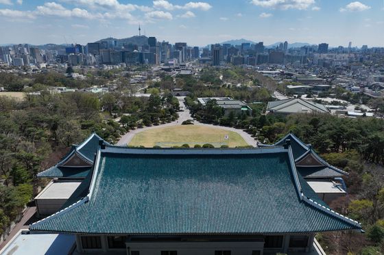 지난 4월 15일 서울 종로구 청와대 본관과 서울 시내의 모습. 연합뉴스