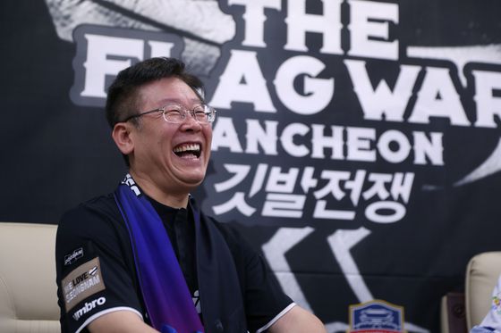 과거 성남FC 구단주 시절 수원 FC와의 지역 라이벌전에 앞서 열린 기자회견에서 파안대소하는 이재명 대통령. 사진 프로축구연맹
