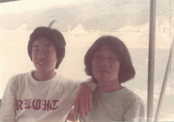 이재명 대통령 당선인(왼쪽)과 그의 소년공 시절 친구 심정운씨가 중앙대 재학 중이던 1982년 강원도 도보여행 때 춘천에서 소양강을 따라 양구로 향하는 배 안에서 기념사진을 찍고 있다. 사진 심정운씨 제공