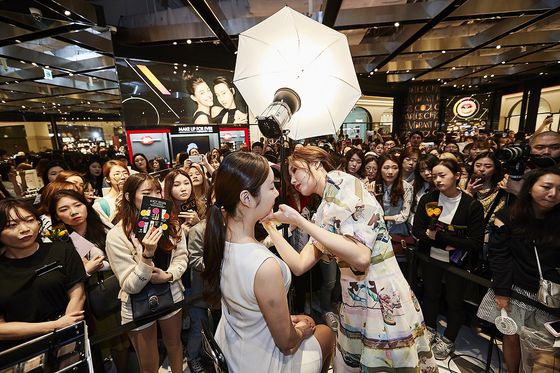 시코르 주요 매장에서 메이크업 쇼가 진행되는 모습. 중앙포토