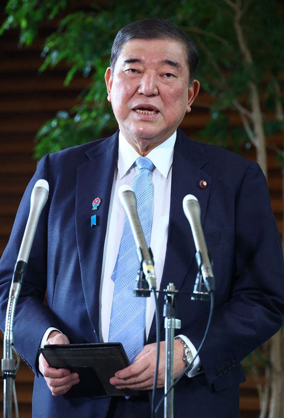 이시바 시게루 일본 총리가 4일 총리 관저에서 기자들의 질문에 답하며 이재명 대통령 당선과 관련해 조기 정상회담에 대한 의욕을 내비쳤다. 지지·AFP=연합뉴스