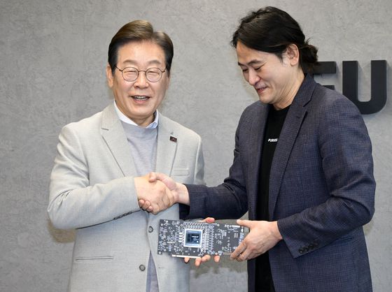 이재명 대통령(당시 더불어민주당 대선 예비후보·왼쪽)가 지난 14일 서울 강남구 퓨리오사AI에서 백준호 퓨리오사AI 대표와 악수하고 있다. 국회사진기자단