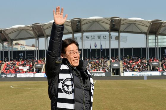 이재명 대통령은 역대 대한민국 대통령 중 최초로 프로축구단 구단주를 역임해 스포츠 현장 사정을 가장 잘 아는 정치 지도자로 기대를 모은다. 성남FC 구단주 시절 이재명 대통령. 사진 성남시청