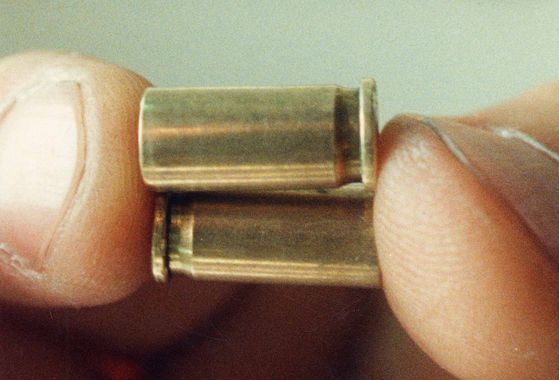 이한영씨 피살 현장서 발견된 탄피. [중앙포토, BBC]