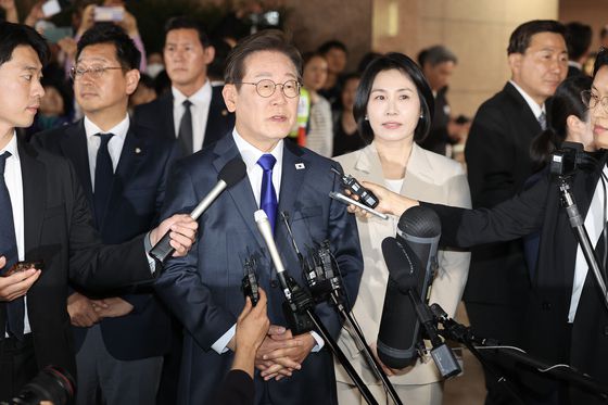 더불어민주당 의원들을 비롯한 관계자들이 3일 국회의원회관 개표상황실에서 제21대 대통령선거 지상파 출구조사 결과에서 이재명 후보가 51.7%로 앞서는 것으로 발표되자 환호하고 있다. 김성룡 기자/ 2025.06.03