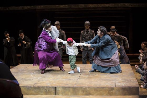 국립창극단의 ‘코카서스의 백묵원’ 공연 장면. 엄마는 누구일까. [사진 국립극장]