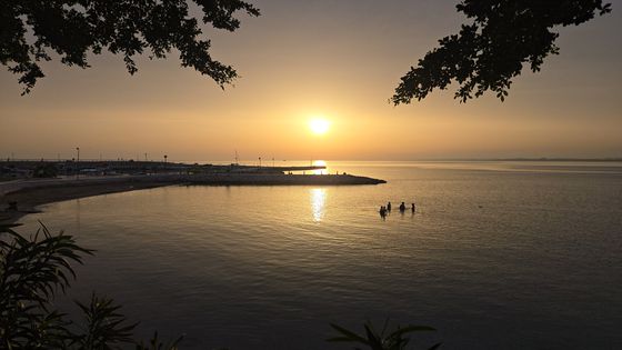 시데의 해변가. 수온이 낮지 않아 젊은 휴양객들이 늦은 오후에도 물놀이를 즐긴다. 고봉준 기자