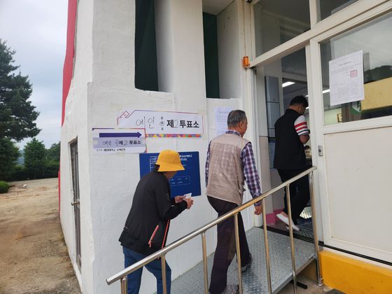 지난 3일 이재명 더불어민주당 대선 후보가 다녔던 경북 안동시 예안면 월곡초등학교 삼계분교장(당시 삼계국민학교)에 제21대 대통령 선거 투표소가 마련돼 주민들이 투표를 하기 위해 입장하고 있다. 김정석 기자