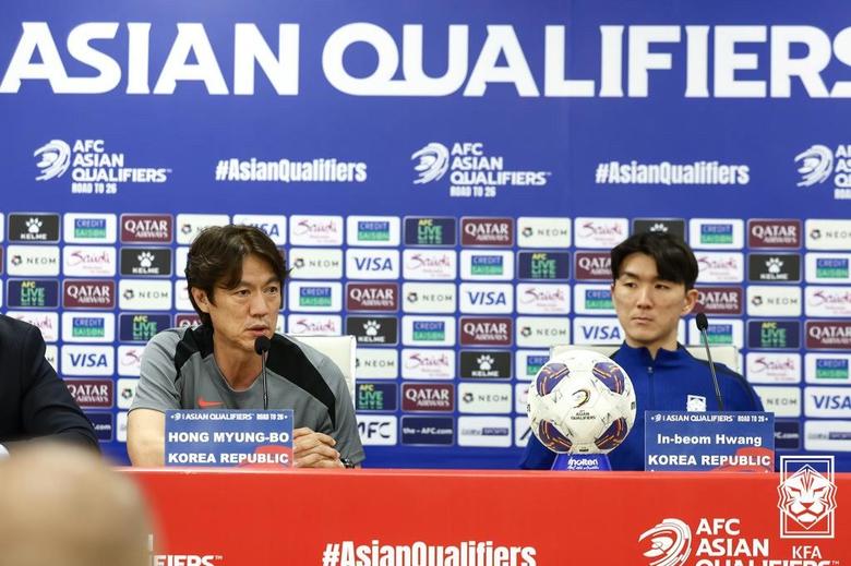 이라크 바스라국제경기장에서 열린 북중미 월드컵 아시아 3차예선 공식 기자회견에서 홍명보(왼쪽) 한국 대표팀 감독이 발언하고 있다. 오른쪽은 황인범. [사진 KFA]