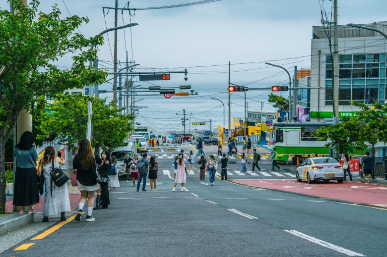 청사포역 철도 건널목 앞은 해운대 해변열차가 지날 때마다 인증 사진을 담는 이들로 소동을 치른다. 평일에는 방문객 대부분이 외국인이다. 백종현 기자