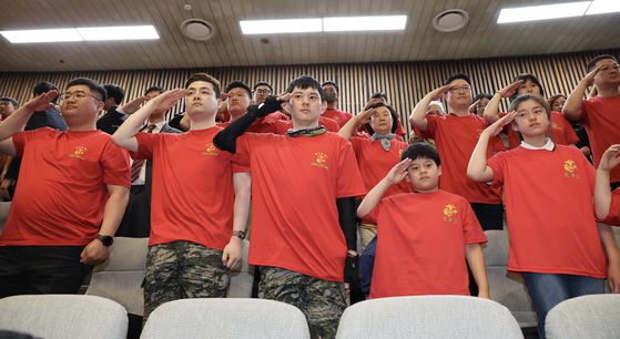 5일 국회 본회의에서 채해병 특검법이 통과되자 해병대 예비역 연대 관계자들이 거수 경례하고 있다. 임현동 기자