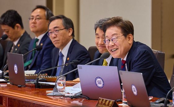 이재명 대통령이 5일 서울 용산 대통령실 청사에서 김밥으로 점심을 먹으며 국무회의를 이어가고 있다. 대통령실 제공