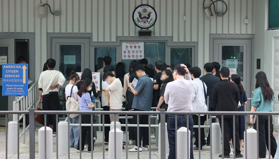 지난달 28일 서울 종로구 주한미국대사관 앞에 시민들이 미국 비자심사를 받기 위해 줄지어 서 있다.  미국 정치전문매체 폴리티코에 따르면 27일(현지시간) 마코 루비오 장관이 서명한 전문에서 '외국인 유학생에 대한 소셜미디어 심사 및 검증 확대를 준비하기 위해 영사 부서는 추가 지침이 담긴 별도 전문이 발표될 때까지 학생 및 교환 방문자 비자 인터뷰 일정 추가를 즉시 중단하라'고 지시했다고 전했다. 뉴스1
