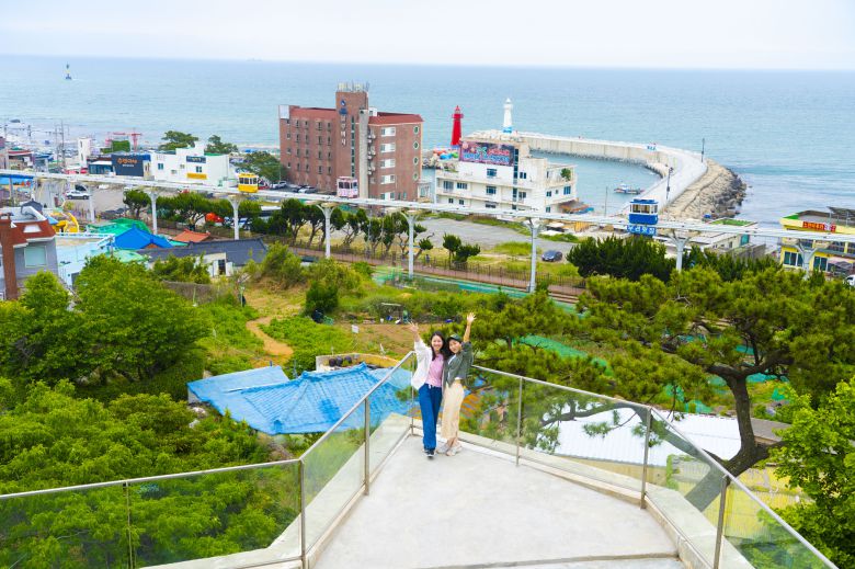 대만에서 온 모녀 여행객의 모습. 뒤쪽으로 스카이캡슐과 청사포 명물 쌍둥이 등대가 보인다. 청사포의 전망 카페 '오션 브리즈'에서 촬영했다. 백종현 기자